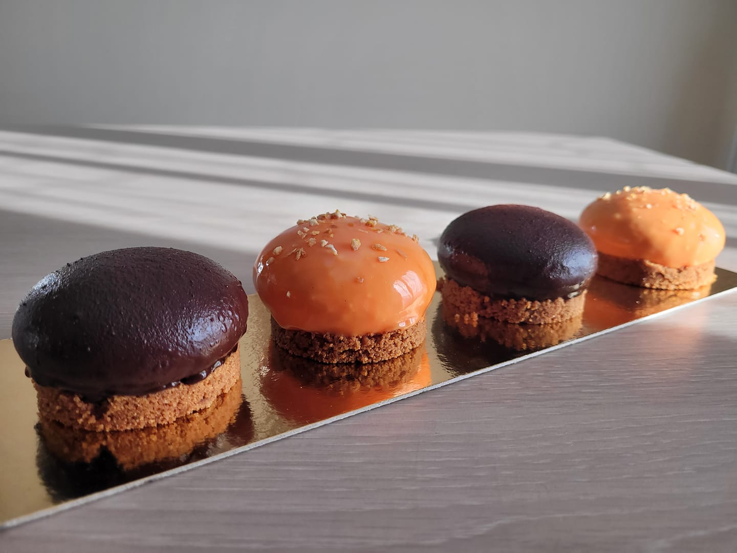 Mousse chocolat-caramel, crémeux nectarine Mousse chocolat-caramel, crémeux nectarine